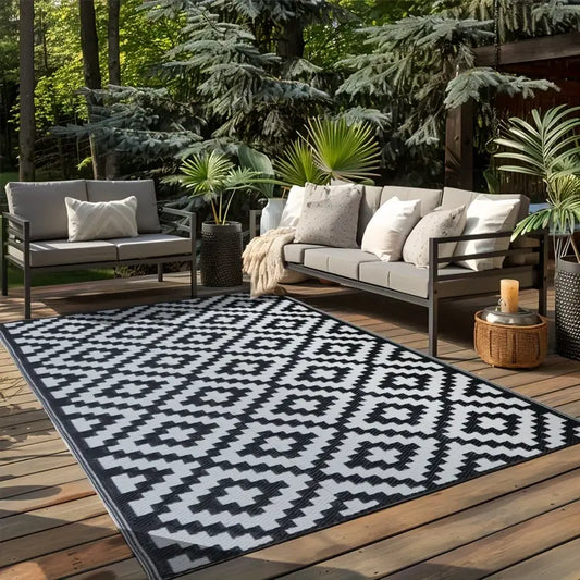 Reversible Outdoor Geometric Mat – Black & White | MARAE