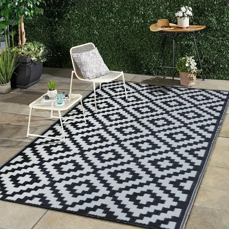 Reversible Outdoor Geometric Mat – Black & White | MARAE