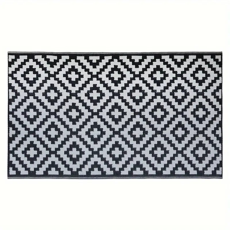 Reversible Outdoor Geometric Mat – Black & White | MARAE